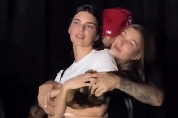 Bức ảnh Justin Bieber ôm vợ và bạn thân của vợ gây tranh cãi